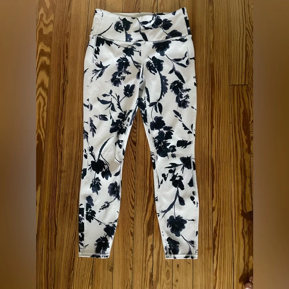 Athleta Water Flower blossom 7/8 tight white floral leggings Purple Blue - Picture 1 of 5